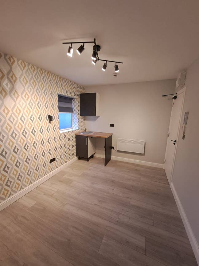 Studio Rooms Available - Ash Road, Aldershot, GU12 Main Photo