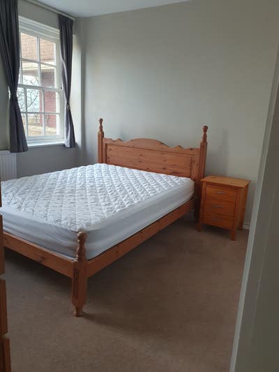 Large room in leafy surroundings - non smokers Main Photo