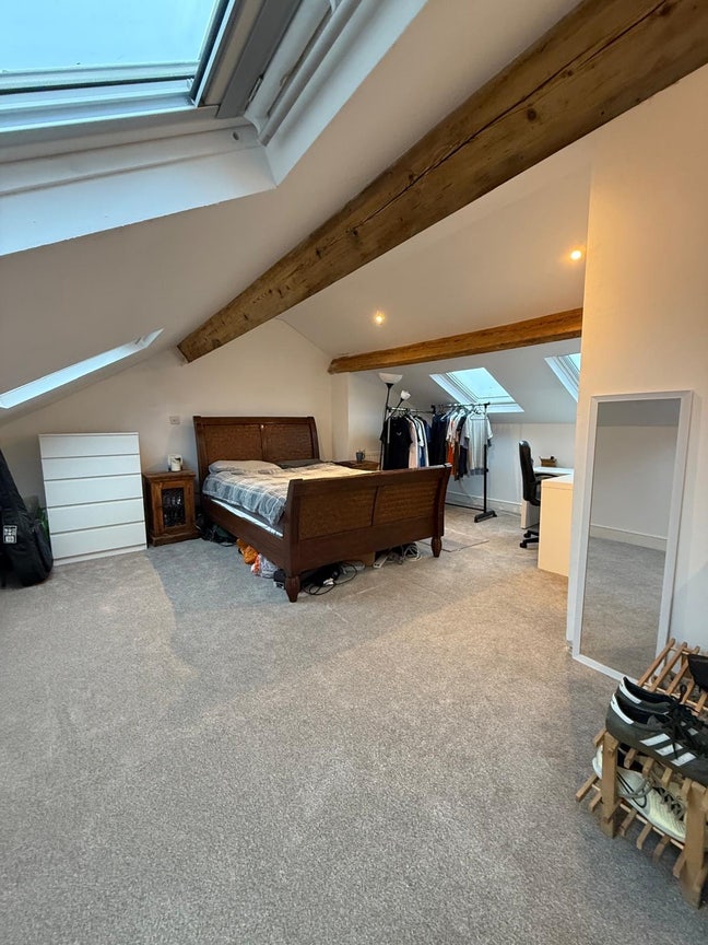 Huge En-Suite Attic Room Sheffield City Centre Main Photo