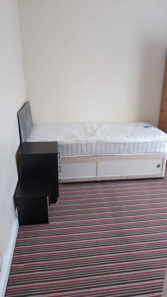 3 rooms is available for rent in - B8 2LQ Main Photo