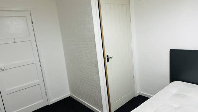 One single room available  Main Photo