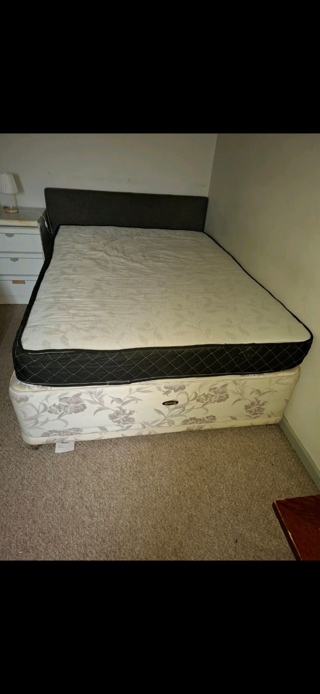 A large double bedroom in a quiet living Main Photo