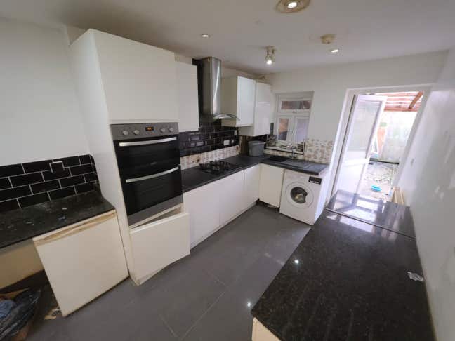 Beautiful 4 Bedroom House Located in IG11 Main Photo