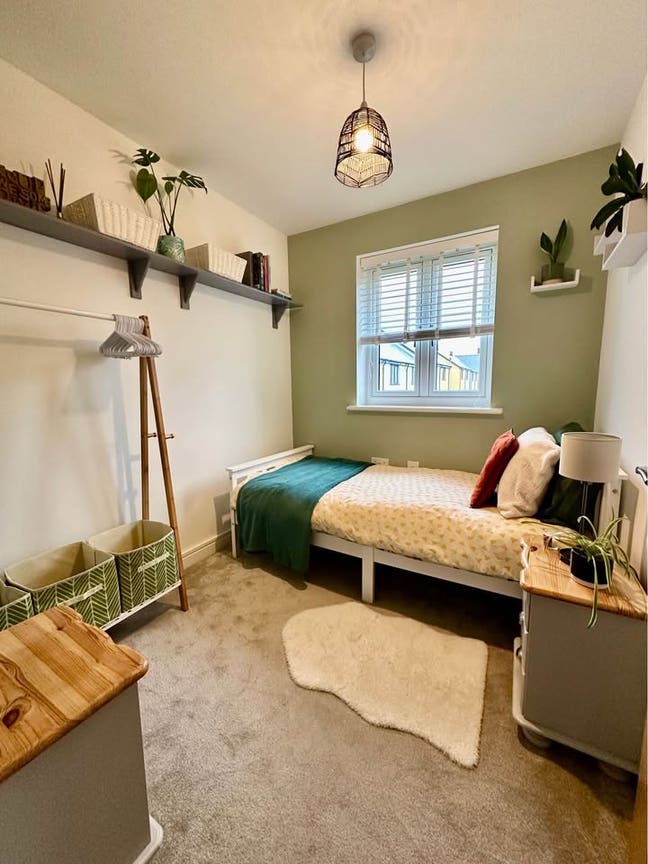 Single room in warm, inviting house with parking Main Photo