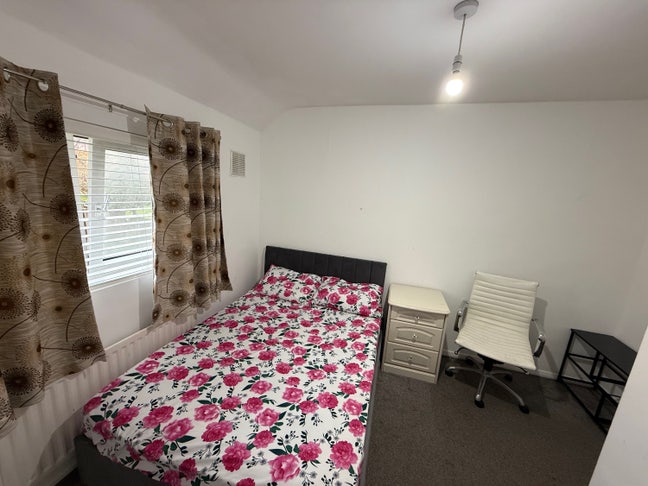 Spacious Double room for rent Main Photo