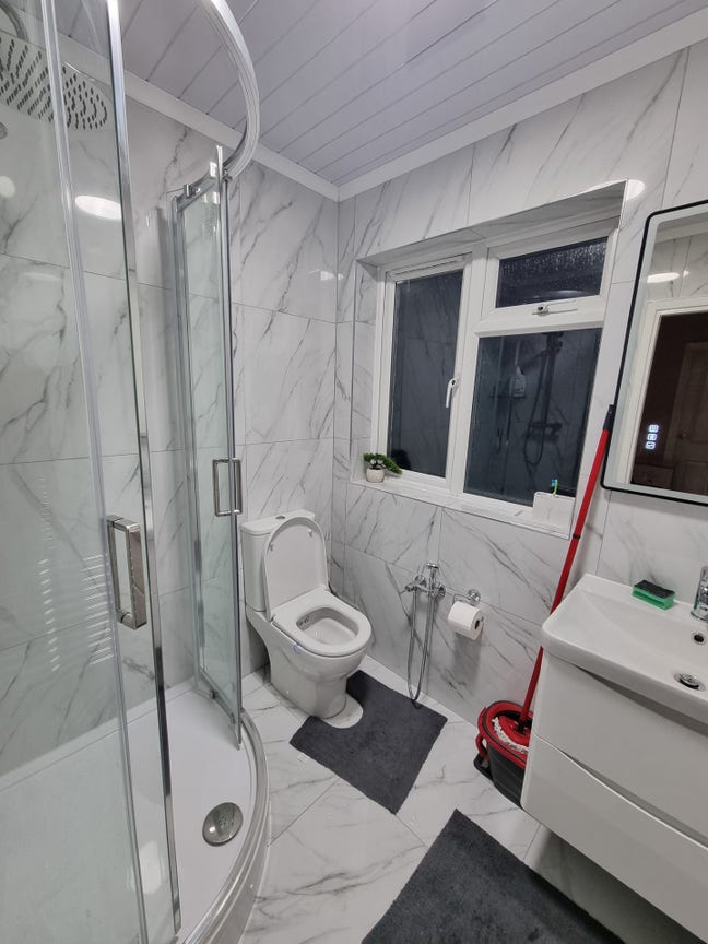 Spacious double room in quiet area females prefer Main Photo