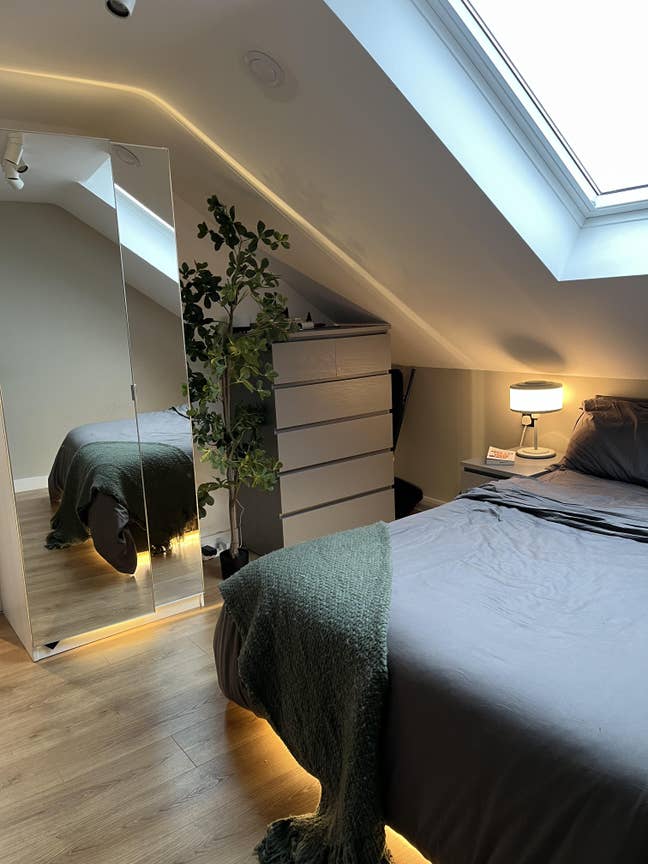 Bright, Modern Loft Ensuite Room  Main Photo