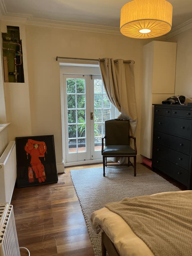 Room for 1 Female companion . All bills included. Main Photo