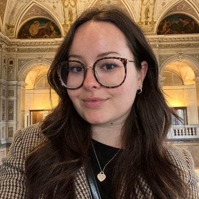 I’m a professional female (finance) aged 26... Main Photo