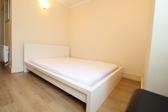 Spacious Room for Couples in Stepney Green- ZoNE2 Main Photo