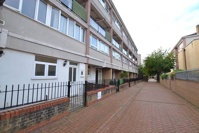 4 Double Rooms Available Now in Poplar Main Photo