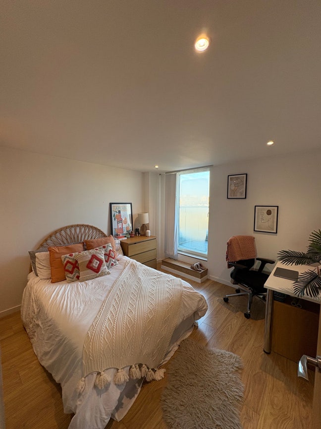 Large Double Room with En-suite and Balcony Main Photo