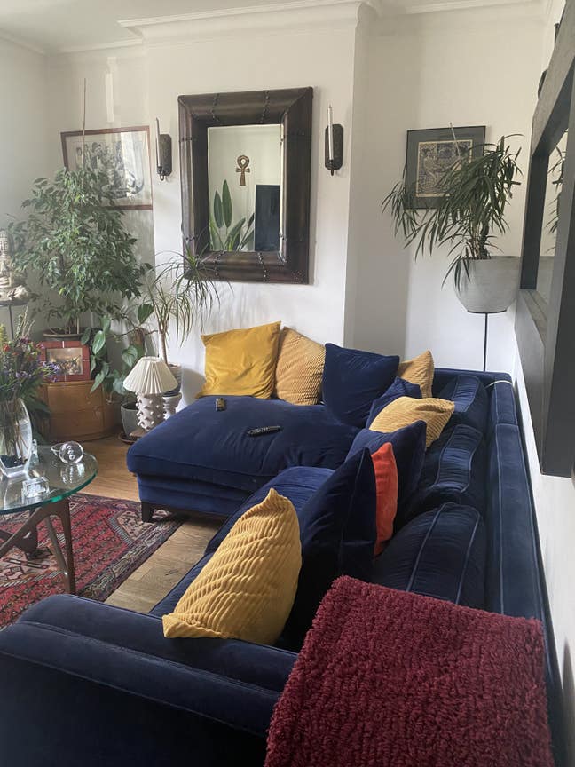 Comfy king bed in beautiful Victorian house Main Photo