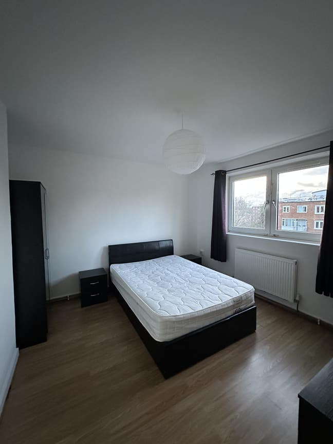 Spacious Double Room in well connected flat Main Photo