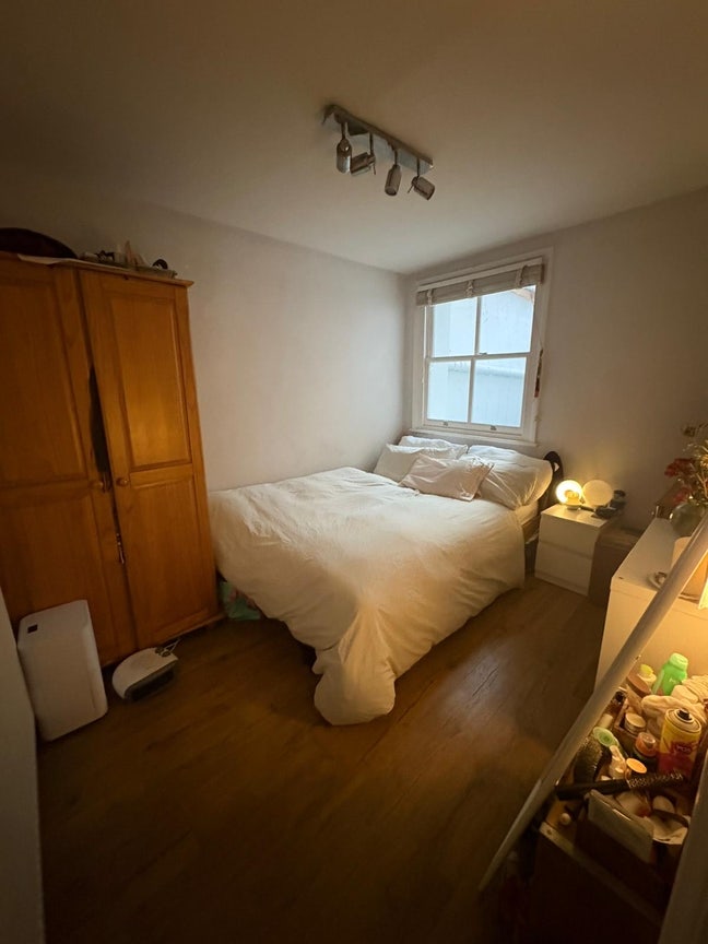 Room for Female on Chatsworth Road Main Photo