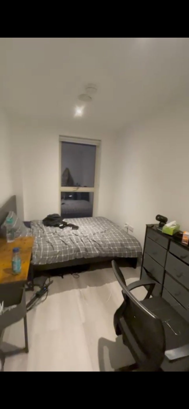 Double Room in Modern Hoxton Flat – Canal Views (S Main Photo