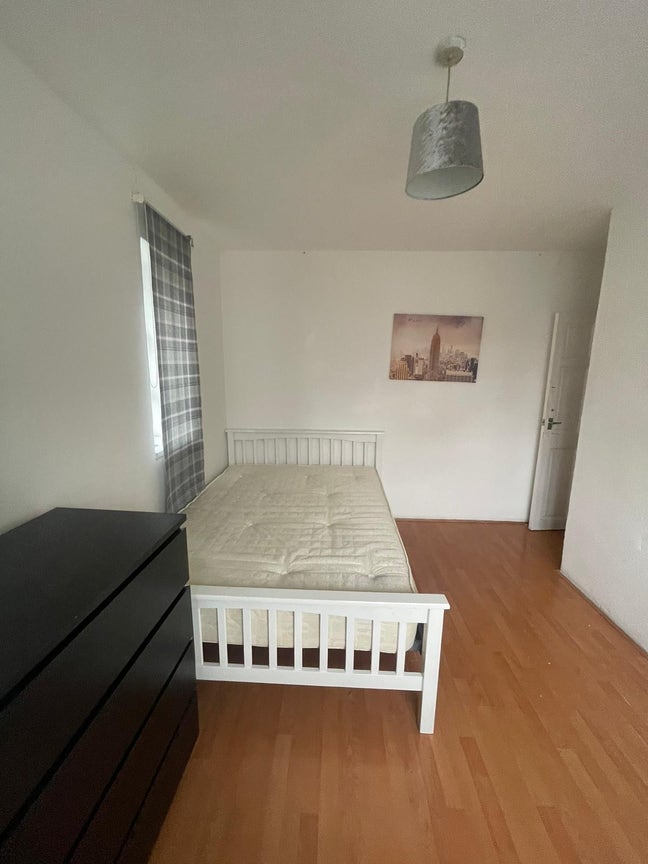 Double Room in a shared flat near Bow Road station Main Photo