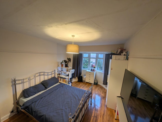 Big bedroom near 3 Train Stations Main Photo