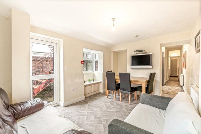 Spacious Double Bed Room with Reduced Rent Main Photo