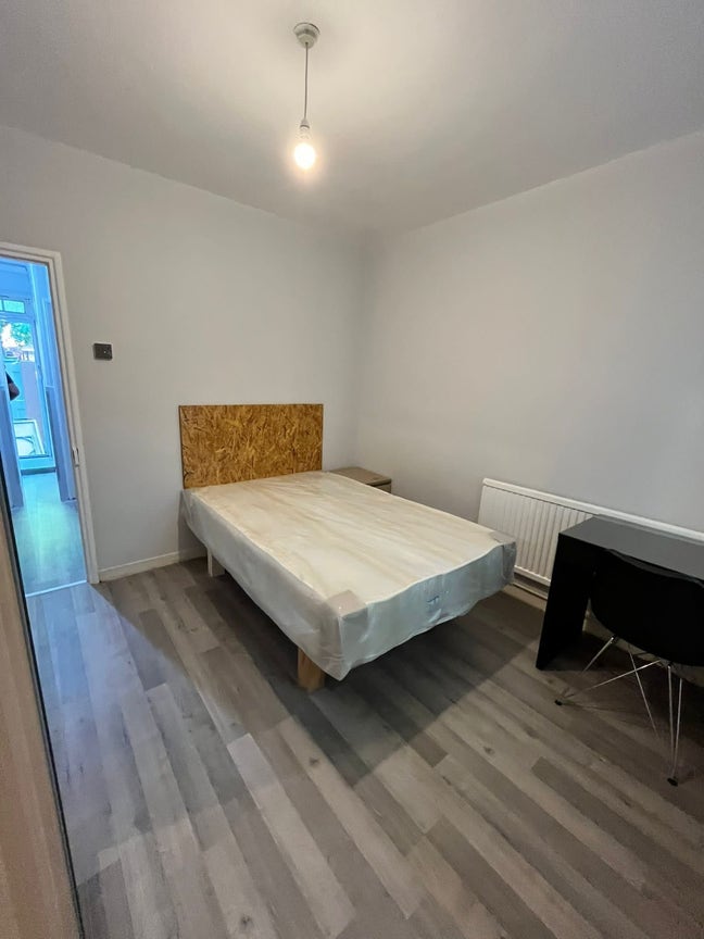 Spacious Double Room in 4-Bedroom Home! Main Photo