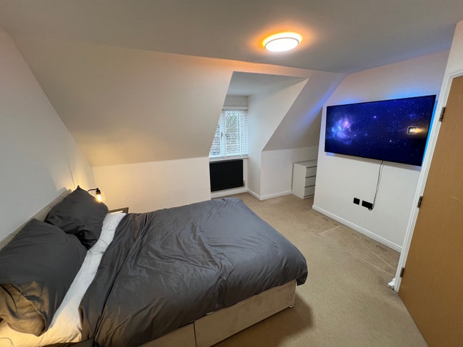 Top-Floor En-Suite Double Room, Fully Furnished Main Photo