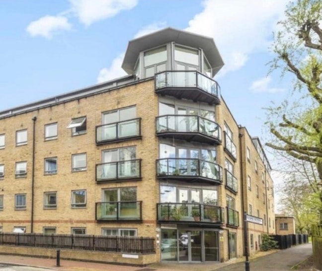 Bedroom available in lovely two-bedroom flat  Main Photo