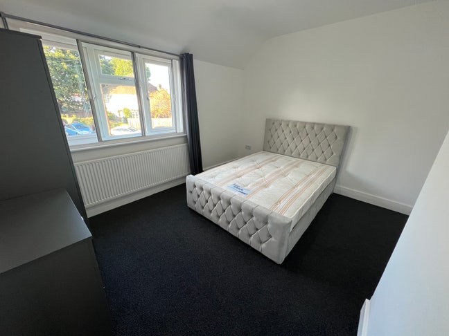 Large Single Room Available – NW10 Main Photo