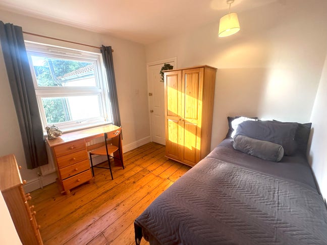 Walk from Gloucester Road - Near Major Employers Main Photo