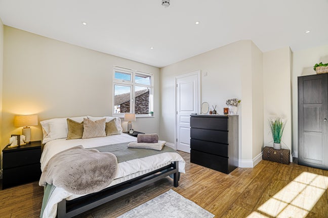 Thundersley, SS7 - Refurbished Rooms Available Main Photo