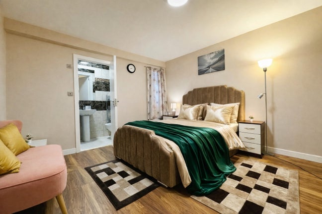 Massive En-Suite  Double Room – E14 🏠 Poplar Main Photo