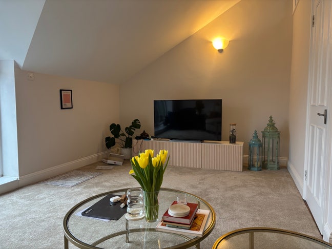 Bright room in 2 bed flat in Stockwell Main Photo