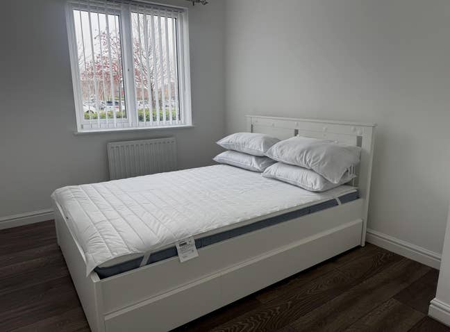 Double room/private bathroom in a two bed flat. Main Photo