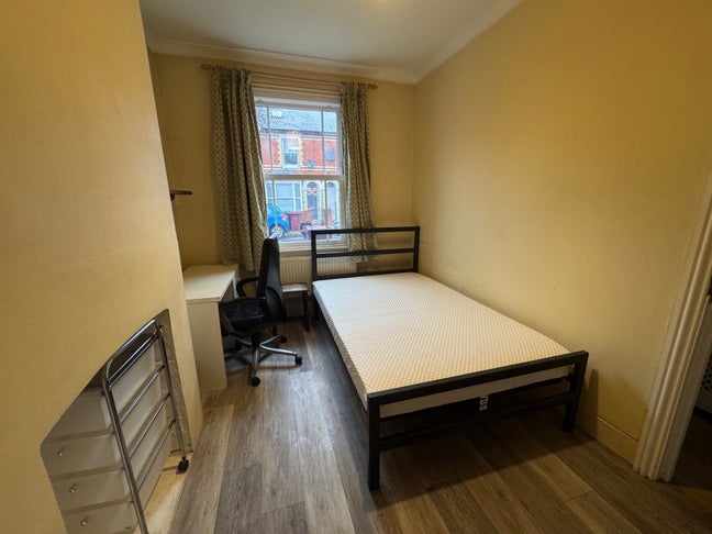 Small double close to roads & transport AVAIL NOW Main Photo