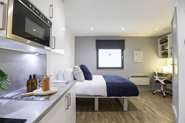 Classic Studio Student flat to rent Stoddard Strt Main Photo