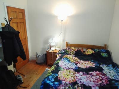 One large dble for one person: lovely house & area Main Photo