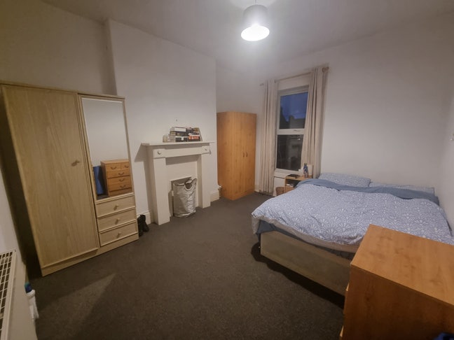 Double room in three bedroom end-terrace house Main Photo