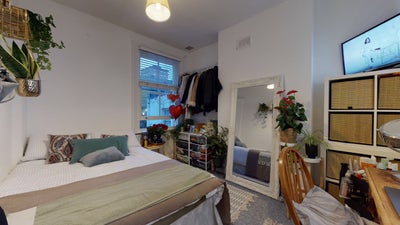 Looking for 2 female students in Nine Elms Main Photo