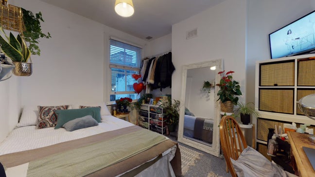 Looking for 2 female students in Nine Elms Main Photo