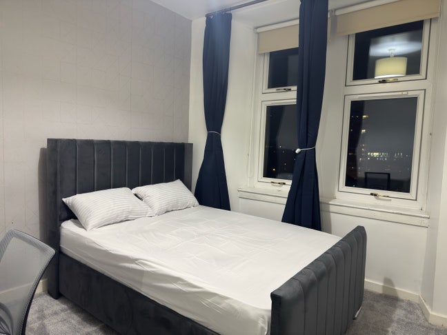 One room in a spacious 2-bedroom flatshare  Main Photo