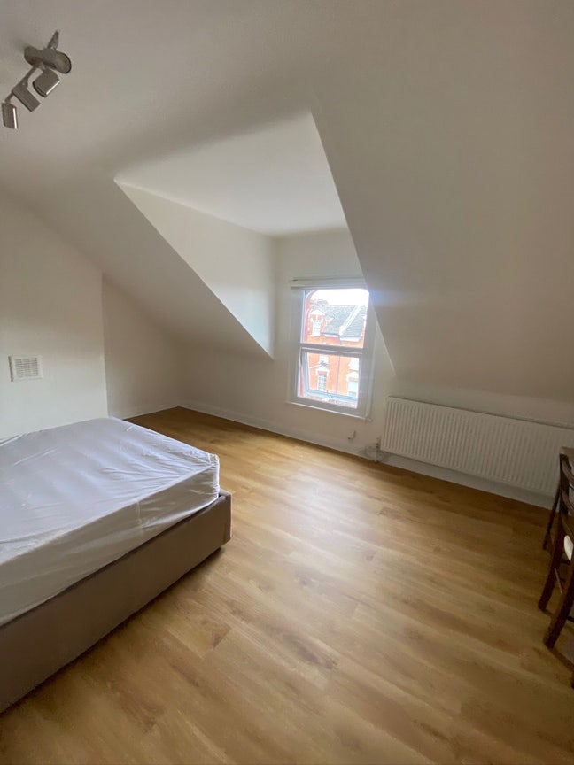 Sunny room available in north London!  Main Photo