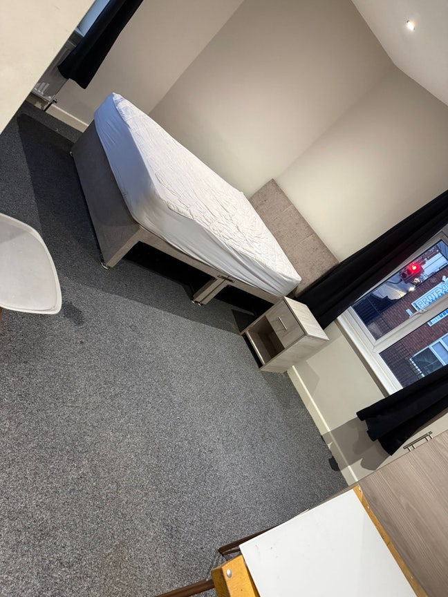 Double Ensuite near Tameside Hospital Main Photo