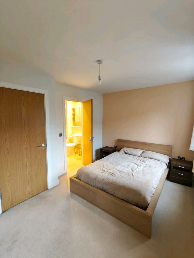 Large Ensuite Double w/ all bills and parking inc Main Photo