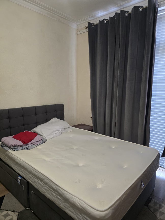 A big Double Room in a Welcoming and Peaceful Home Main Photo