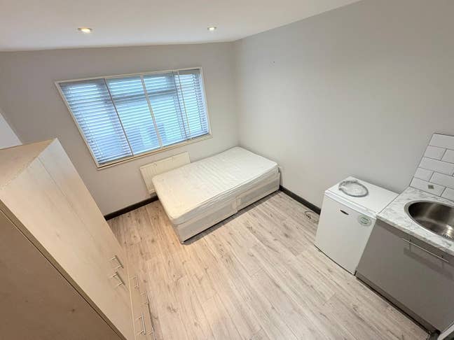 DSS-Studio Flat Available in Feltham Hounslow TW13 Main Photo