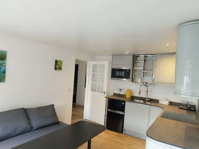 Double Bedroom in City Center for Short Term Let Main Photo