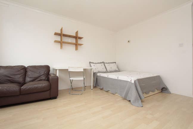 Big Balcony Room on Whitechapel Elizabeth Line  Main Photo