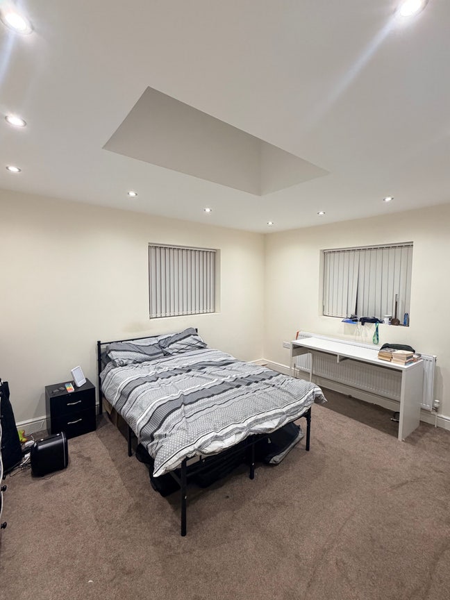 Large Double Room in Modern 2 Bed Flat – Next to T Main Photo