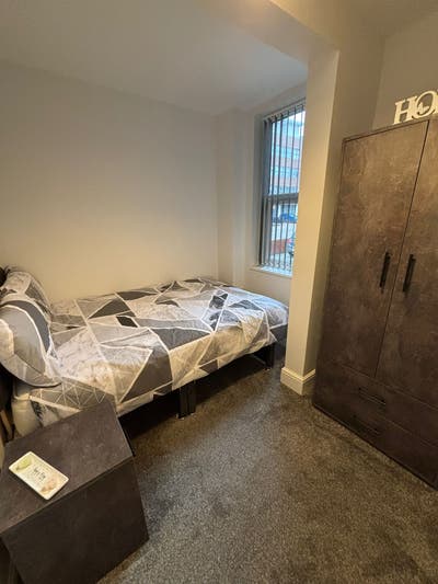 Luxury rooms with secure allocated parking !! Main Photo