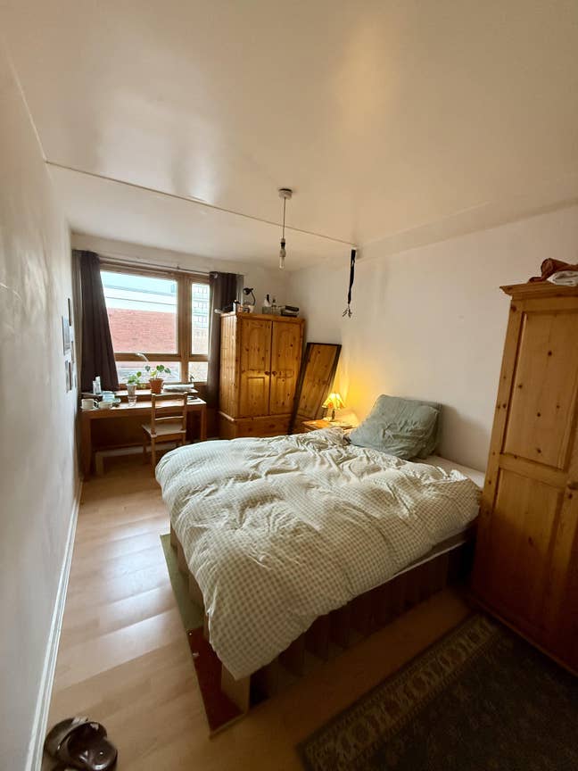 Sunny room in wholesome flatshare 💛 Main Photo