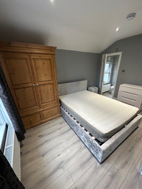 Bedroom with En-suite shower room Main Photo